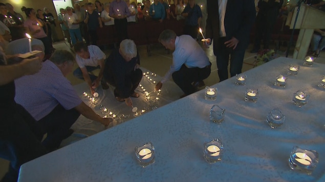 Une centaine de personnes au moins ont participé à la veillée aux chandelles. Sur une table et sur le sol, quelques dizaines de petites bougies sont allumées. Une centaine de personnes au moins ont participé à la veillée aux chandelles. Sur une table et sur le sol, quelques dizaines de petites bougies sont allumées.