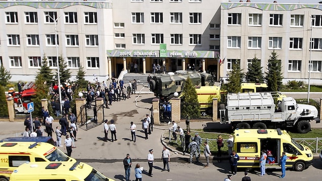 Des agents des forces de l'ordre et des ambulances dans une école en Russie.