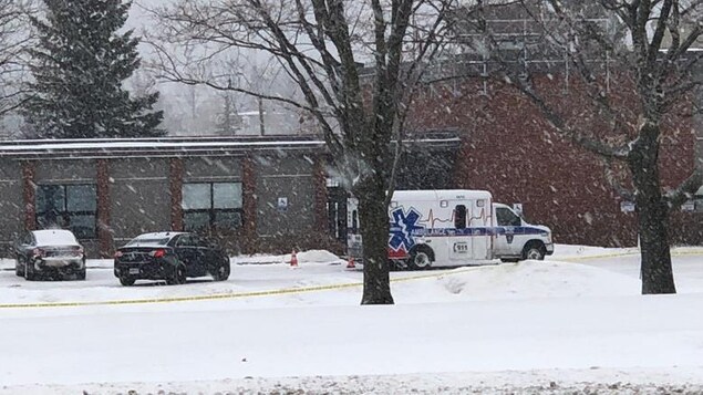 Une ambulance et un périmètre de sécurité se trouvent devant le poste de police de la PPO à Morrisburg Une ambulance et un périmètre de sécurité se trouvent devant le poste de police de la PPO à Morrisburg