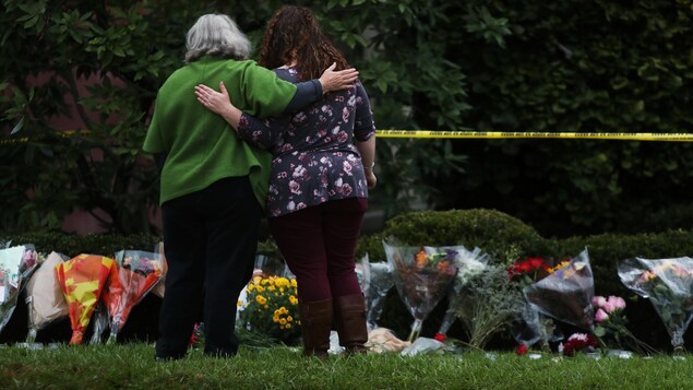 Des gens se recueillent devant un mémorial improvisé près de la synagogue Tree of Life à Pittsburgh, en Pennsylvanie. 