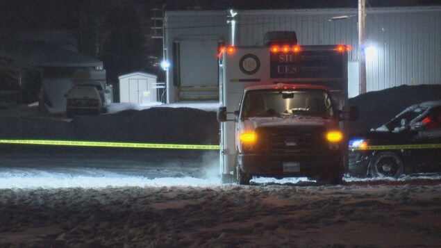 Un camion de l'Unité des enquêtes spéciales (UES) stationné devant un poste de police à Morrisburg. Un camion de l'Unité des enquêtes spéciales (UES) stationné devant un poste de police à Morrisburg.
