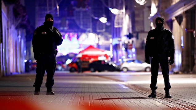 Zone sécurisée des forces de sécurité où un suspect est recherché après la fusillade à Strasbourg. Zone sécurisée des forces de sécurité où un suspect est recherché après la fusillade à Strasbourg.