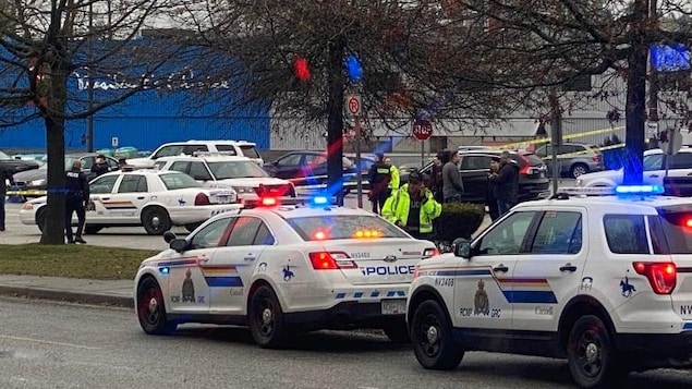 Une personne est décédée après des coups de feu près du Superstore à North Vancouver