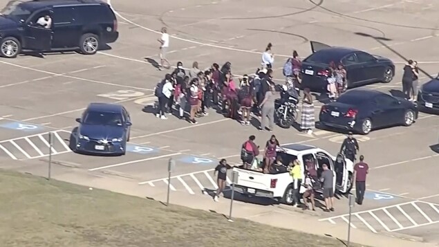 Quatre blessés dans une fusillade dans une école au Texas; le tireur est en fuite