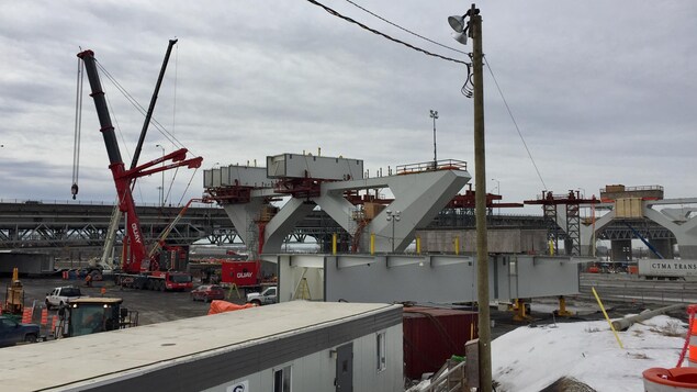 Des poutres-caissons sont installées sur les piliers du pont.