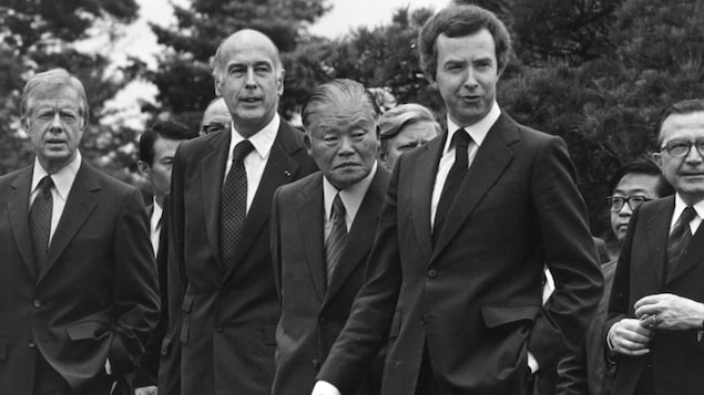 Photographie en noir et blanc du président américain Jimmy Carter, du président français Valery Giscard d'Estaing, du premier ministre japonais Masayoshi Ohira et du premier ministre canadien Joe Clark, à l'extérieur. Photographie en noir et blanc du président américain Jimmy Carter, du président français Valery Giscard d'Estaing, du premier ministre japonais Masayoshi Ohira et du premier ministre canadien Joe Clark, à l'extérieur.