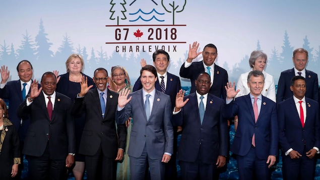 Des participants au Sommet ont posé pour une photo officielle tandis que Donald Trump avait déjà quitté le Sommet. Des participants au Sommet ont posé pour une photo officielle tandis que Donald Trump avait déjà quitté le Sommet.