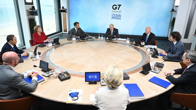 El primer ministro británico, Boris Johnson, el presidente de Estados Unidos, Joe Biden, el primer ministro canadiense, Justin Trudeau, el primer ministro italiano, Mario Draghi, la presidenta de la Comisión Europea, Ursula von der Leyen, el presidente del Consejo Europeo, Charles Michel, el primer ministro japonés, Yoshihide Suga, la canciller alemana, Angela Merkel, y el presidente francés, Emmanuel Macron, sentados alrededor de la mesa en la cumbre de la reunión del G7.