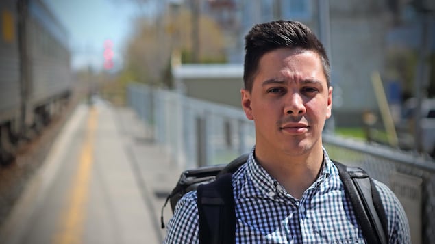 Gabriel Darquenne, 27 ans, prend le train chaque jour d'école à la gare de Saint-Lambert pour compléter ses études en droit à l'Université d'Ottawa.