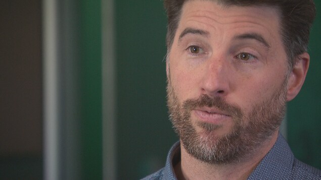 Gabriel Girouard lors d'une entrevue avec un journaliste.