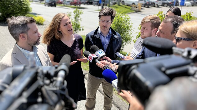 Gabriel Nadeau-Dubois worries about the healthcare system during a visit to Sherbrooke