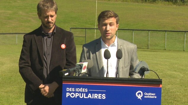 Gabriel Nadeau-Dubois s'adresse aux médias avec à ses côtés le candidat de Québec solidaire, Alexis Dumont-Blanchet. Gabriel Nadeau-Dubois s'adresse aux médias avec à ses côtés le candidat de Québec solidaire, Alexis Dumont-Blanchet.