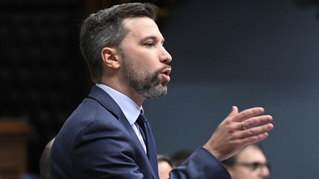 Gabriel Nadeau-Dubois s’adresse à l'Assemblée nationale. 