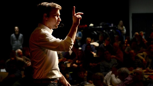 Gabriel Nadeau-Dubois explique à des participants le déroulement de la consultation Faut qu'on se parle, en novembre dernier, à Trois-Rivières. Gabriel Nadeau-Dubois explique à des participants le déroulement de la consultation Faut qu'on se parle, en novembre dernier, à Trois-Rivières.