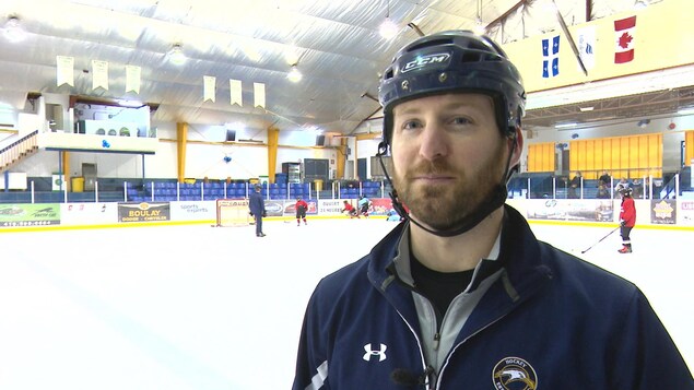 L'ex-joueur de hockey de l'Océanic de Rimouski, Gabriel Vallée, sur la glace.