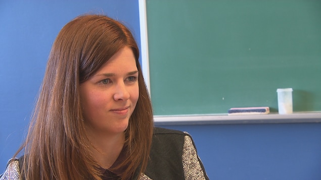 Gabrielle Figueiredo, présidente de l’Association des médecins résidents de Sherbrooke en entrevue dans une salle de cours
Gabrielle Figueiredo, présidente de l’Association des médecins résidents de Sherbrooke en entrevue dans une salle de cours