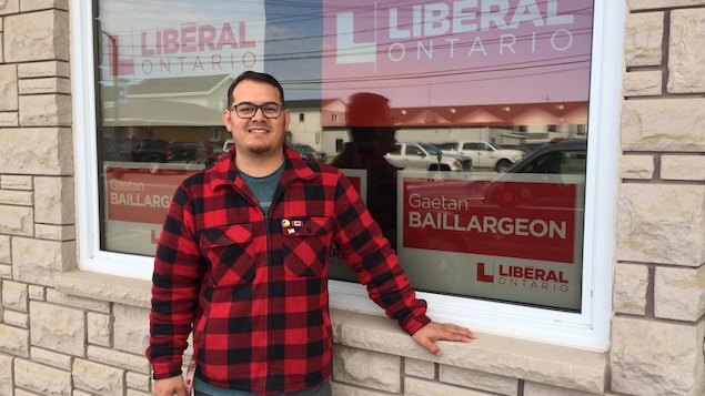 Un candidat du Parti libéral de l'Ontario devant son bureau de campagne en Ontario. Un candidat du Parti libéral de l'Ontario devant son bureau de campagne en Ontario.