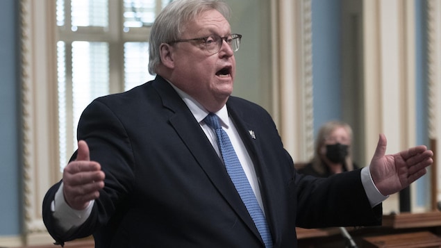 Gaétan Barrette demeure dans le caucus libéral à Québec, mais écorche sa cheffe