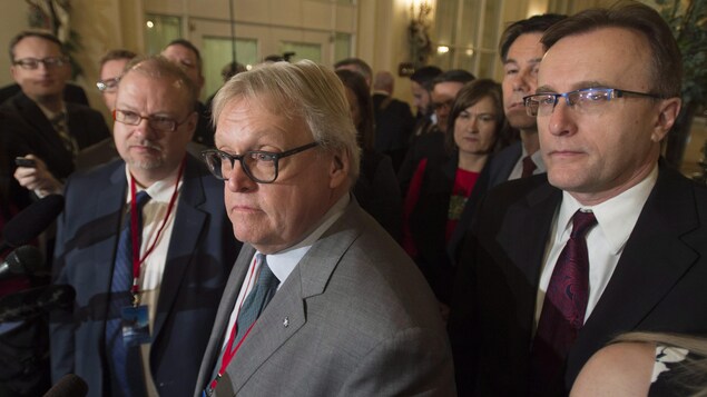 Les ministres provinciaux de la Santé, dont Gaétan Barrette (au centre) et Kelvin Goertzen (à gauche) ont présenté un front uni face à Ottawa lundi matin.