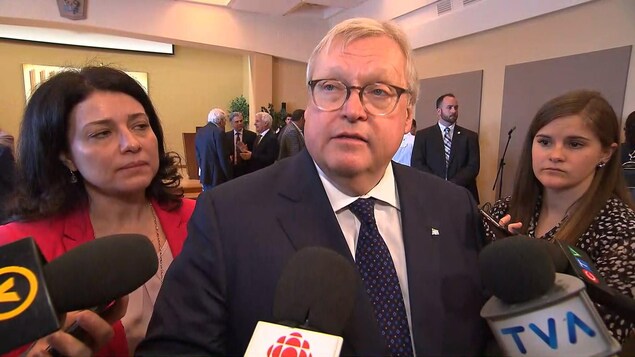 Gaétan Barrette répond aux questions de journalistes.