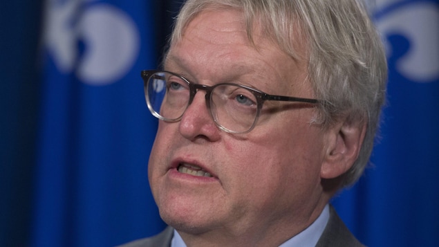Le ministre Gaétan Barrette répond aux questions des journalistes au sujet du projet de loi 130.