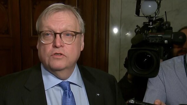 Gaétan Barrette s'adresse aux médias. Gaétan Barrette s'adresse aux médias.