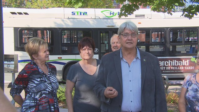 Gaétan Leclerc devant un autobus Gaétan Leclerc devant un autobus