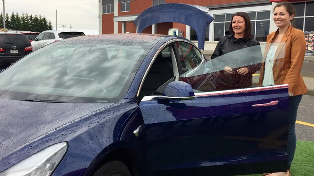 Cathy Yergeau, de La Corne, a remporté une Tesla Modèle 3 pour un an. Cathy Yergeau, de La Corne, a remporté une Tesla Modèle 3 pour un an.