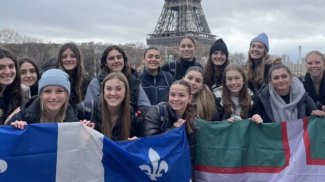 L’équipe féminine de volleyball du Cégep de Jonquière en France