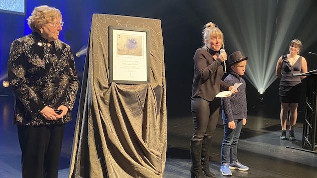 Un hommage touchant à Dominique Lévesque au gala de l’Ordre du Bleuet