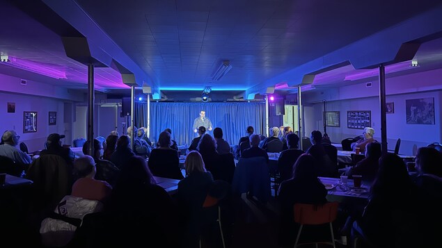 La communauté francophone de Saint-Georges se rassemble lors d’un spectacle d’humour