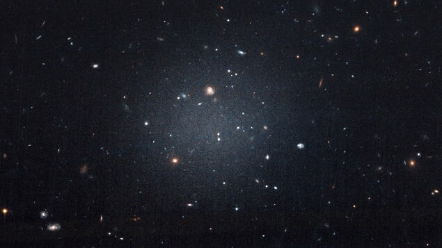 La galaxie NGC 1052-DF2, dépourvue, ou presque, de matière noire.