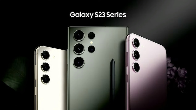 Trois téléphones intelligents de trois couleurs différentes, placés les uns à côté des autres. 