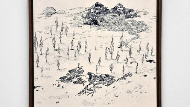 Une dessin à l'encre de Chine est accrochée sur un mur.