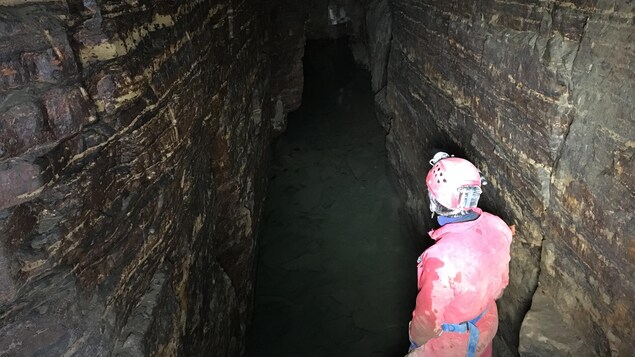 Un homme debout dans une grotte à Saint-Léonard.