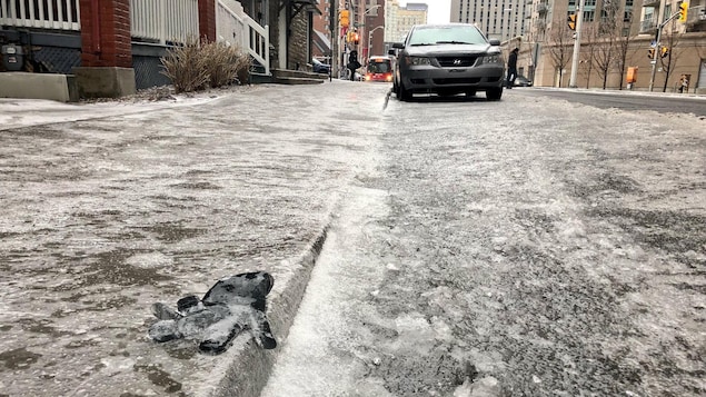 Un gant emprisonné sous la glace sur la rue Besserer, à Ottawa. Un gant emprisonné sous la glace sur la rue Besserer, à Ottawa.