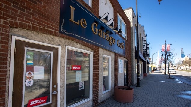 Devanture du Garage Café qui donne sur une rue.