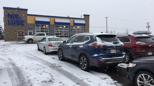 Des voitures garées devant un garage Des voitures garées devant un garage