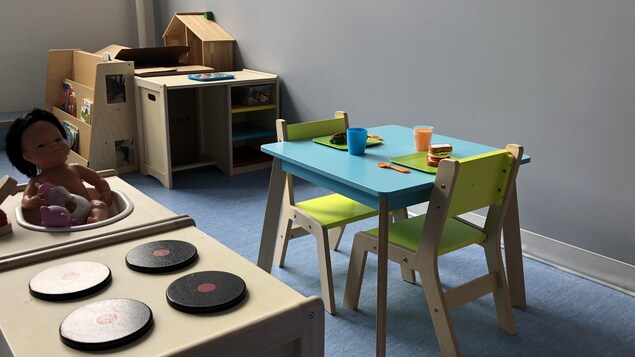 Une table vide dans une garderie avec des jeux.