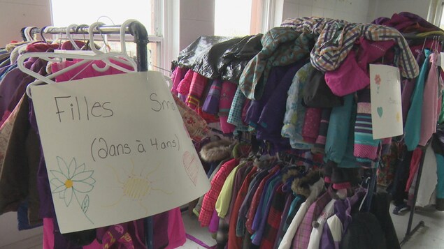 Les dons de vêtements d'hiver sont nombreux à la Fondation Bob Fife. Les dons de vêtements d'hiver sont nombreux à la Fondation Bob Fife.