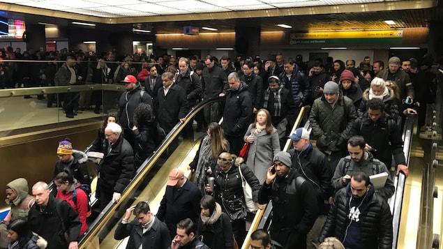 Des centaines de personnes se massent dans la gare.