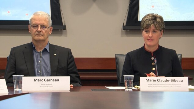 Le ministre fédéral des Transports, Marc Garneau, et la ministre fédérale du Développement international et de la Francophonie Marie-Claude Bibeau, lors d'un point de presse, lundi 11 septembre 2017.