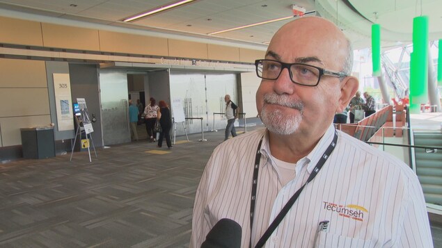 Gary McNamara répond aux questions d'un journaliste. Gary McNamara répond aux questions d'un journaliste.