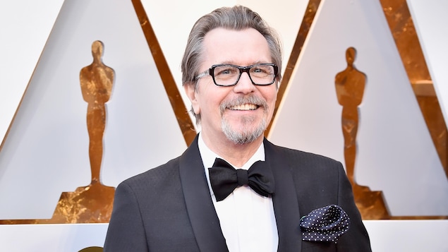 L'acteur Gary Oldman sourit sur le tapis rouge des Oscars 2018 L'acteur Gary Oldman sourit sur le tapis rouge des Oscars 2018