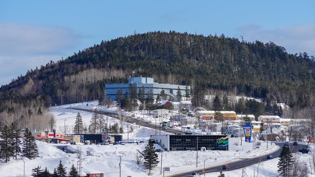 Vue sur une partie du centre-ville de Gaspé en hiver.