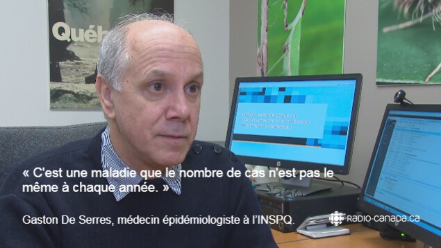 Un homme habillé en bleu regarde le journaliste. Un homme habillé en bleu regarde le journaliste.