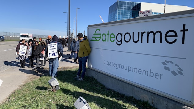 Des employés de Gate Gourmet sur le piquet de grève le 16 avril 2024.