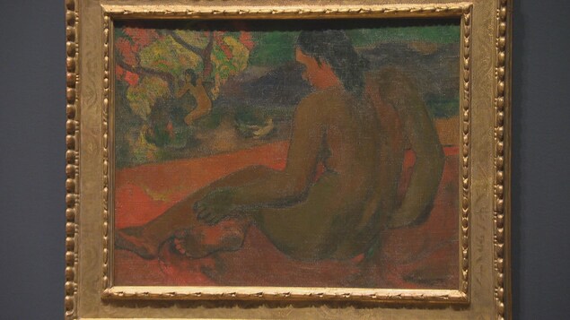 Une femme nue est assise de dos sur un drap rouge. Elle regarde une autre femme grimpant dans un arbre. Une femme nue est assise de dos sur un drap rouge. Elle regarde une autre femme grimpant dans un arbre.