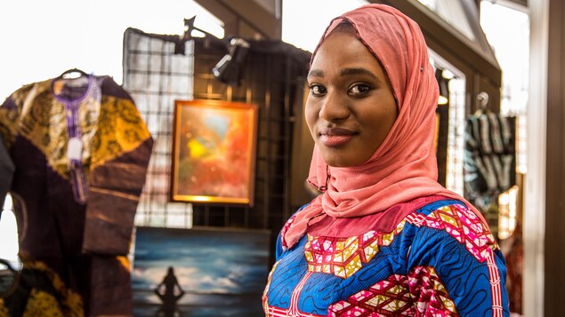 Un portrait de Gaye Abdoul Sy debout Un portrait de Gaye Abdoul Sy debout