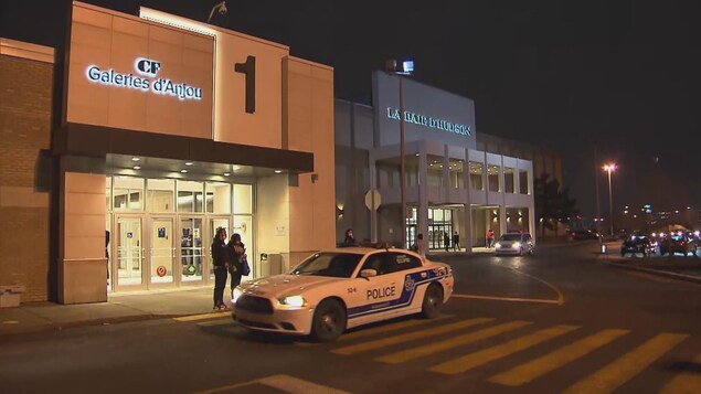 Une voiture de police devant les Galeries d'Anjou, à Montréal.